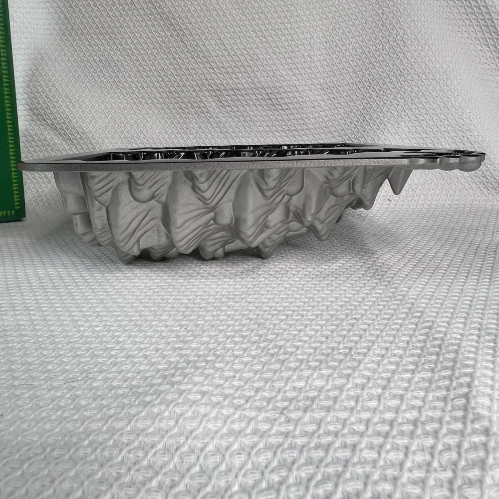 Nordic Ware Christmas Tree Cake Pan 3D Stand Up Cast Aluminum 9 Cup Holiday USA